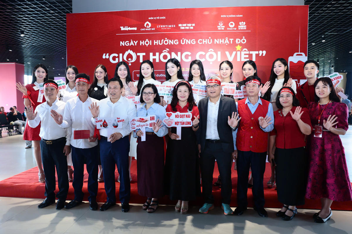 Các đại biểu và tình nguyện viên hưởng ứng “Chủ nhật Đỏ - Giọt hồng cội Việt” 2026 tại Phú Thọ.