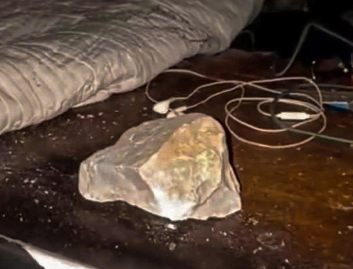 Hòn đá lớn xuyên thủng kính, lọt vào bên trong cabin.