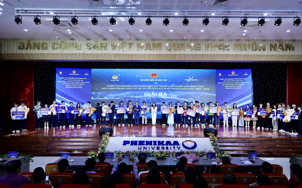 Ban Tổ chức trao giải cho các học sinh có dự án đoạt giải tại cuộc thi.