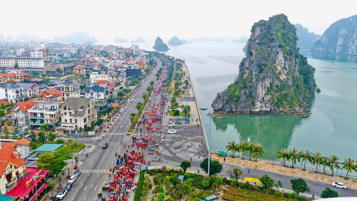 Gần 6.000 người tham gia chạy dọc theo tuyến đường bao biển Trần Quốc Nghiễn bên bờ di sản vịnh Hạ Long.