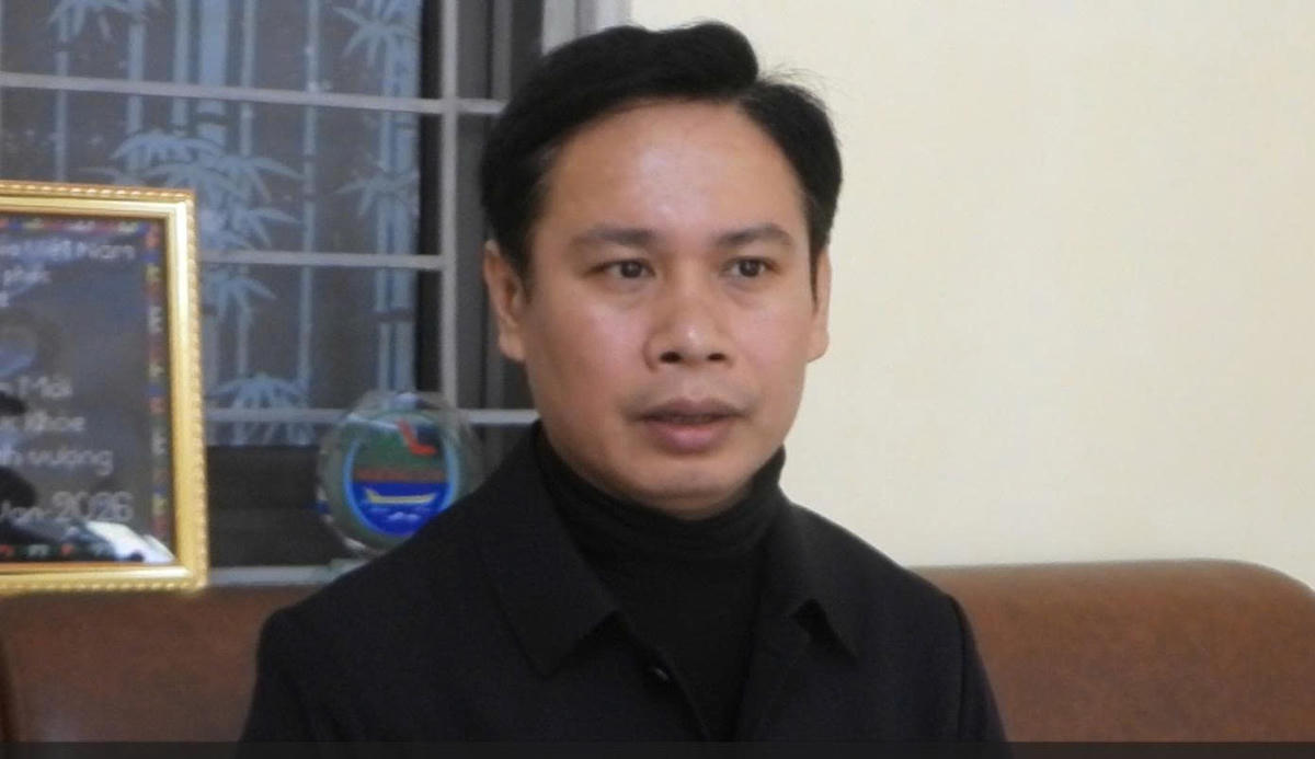 Trao đổi với phóng viên Báo Đại đoàn kết, ông Cao Bá Quý, Chủ tịch UBND xã Tả Van thừa nhận có việc ô nhiễm tại hồ Séo Mý Tỷ gây ảnh hưởng đến người dân. Ông cũng cho biết, chính quyền xã đã rất nỗ lực với mong muốn giải quyết dứt điểm tình trạng này. Ông Quý cùng nhiều cơ quan chức năng mong muốn sớm "hồi sinh" nơi này để khai thác phát triển du lịch. Ảnh: Đức Sơn.