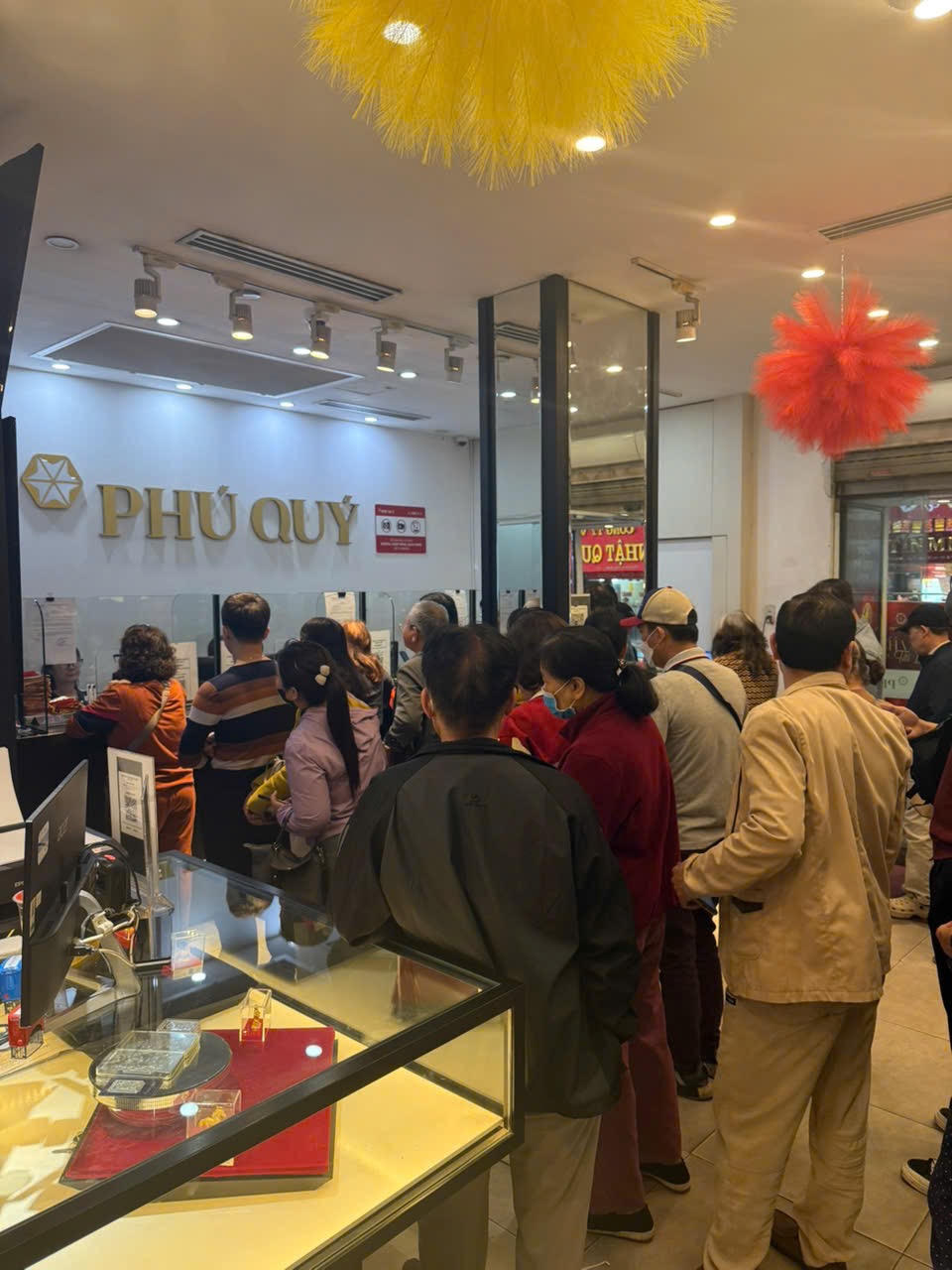 Giá bạc lao dốc, người mua vẫn nhộn nhịp. Ảnh:TB