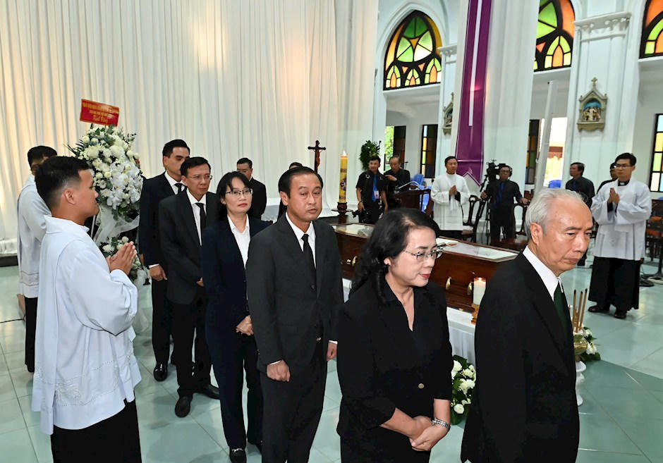 Các vị nguyên lãnh đạo Ủy ban Trung ương MTTQ Việt Nam; lãnh đạo Thành ủy - HĐND - UBND - Ủy ban MTTQ Việt Nam TP Hồ Chí Minh đến viếng Đức Hồng y Gioan Baotixita Phạm Minh Mẫn. Ảnh: VD.