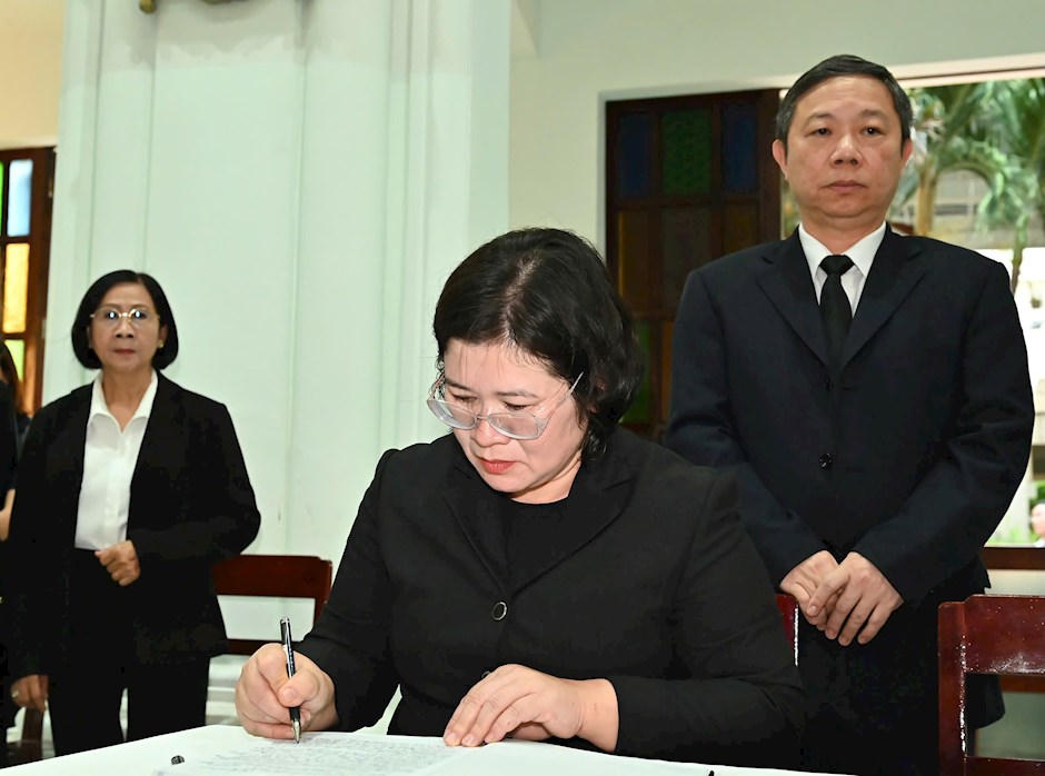 Phó Bí thư Thành ủy TP Hồ Chí Minh Văn Thị Bạch Tuyết ghi sổ tang tại lễ viếng Ảnh: VD.