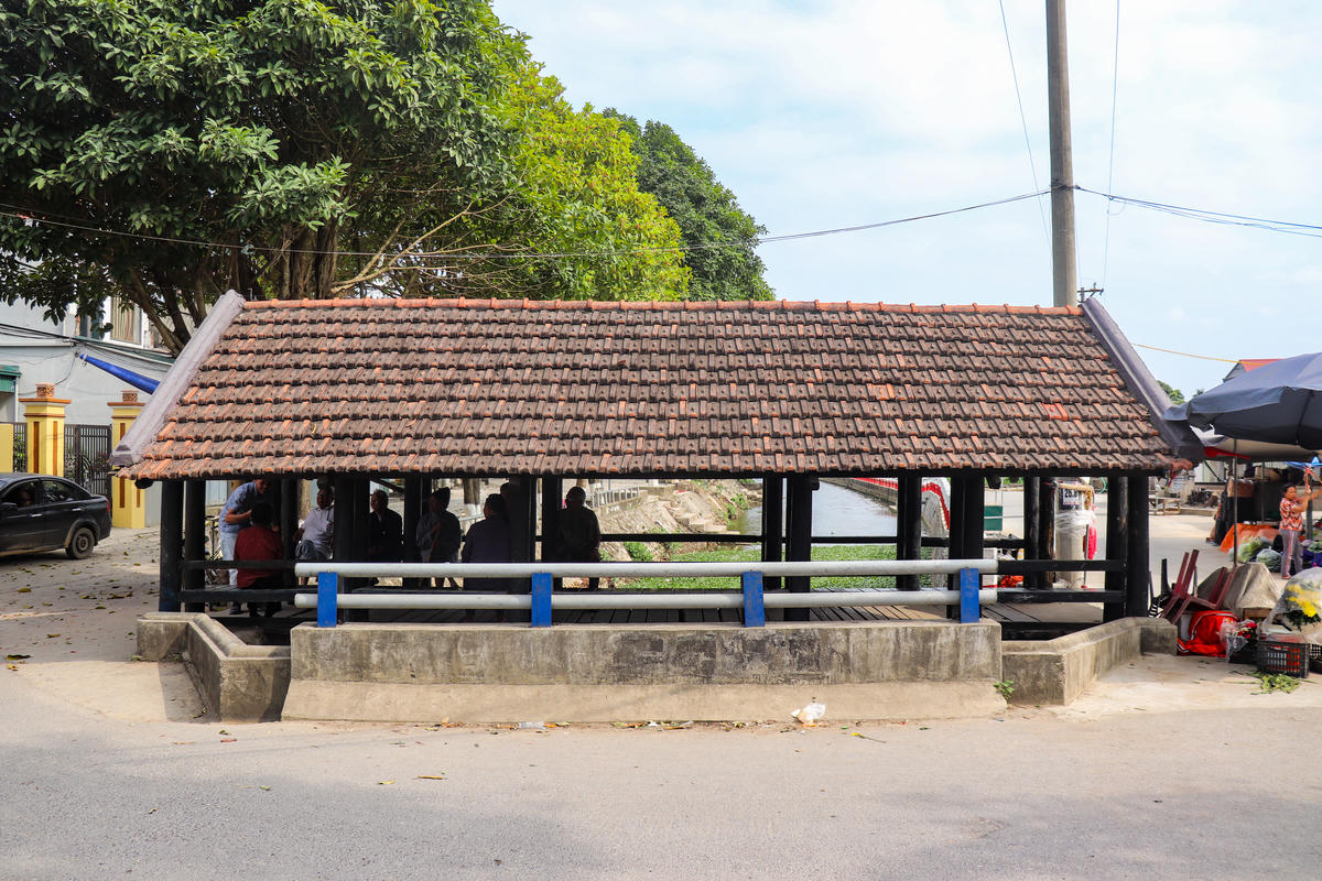 Sau chiến tranh, người dân đã tận dụng những phần còn lại để phục dựng cây cầu, thay mái lá bằng mái ngói, tạo nên diện mạo như ngày nay. Ảnh: Đình Minh