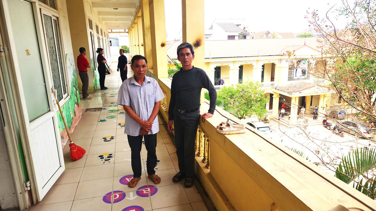 Người dân thôn Khê Ngoại 2 (hiện đang ở tại Khu tạm cư được trưng dụng từ một trường mầm non) có mong muốn chuyển xuống tầng 1 cho các hộ gia đình có con, cháu nhỏ vì lan can bảo vệ các tầng quá thấp.