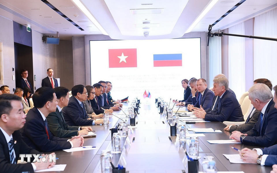 Thủ tướng Phạm Minh Chính làm việc với lãnh đạo Tập đoàn Novatek. (Ảnh: Dương Giang/TTXVN)