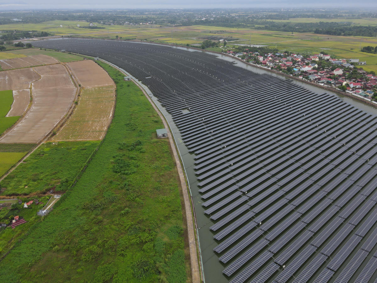 Hàng loạt dự án năng lượng sạch như điện mặt trời, điện gió, điện sinh khổi được tỉnh Thanh Hóa kêu gọi đầu tư. Trong ảnh là dự án nhà máy điện mặt trời Yên Định. Ảnh: Đình Minh.