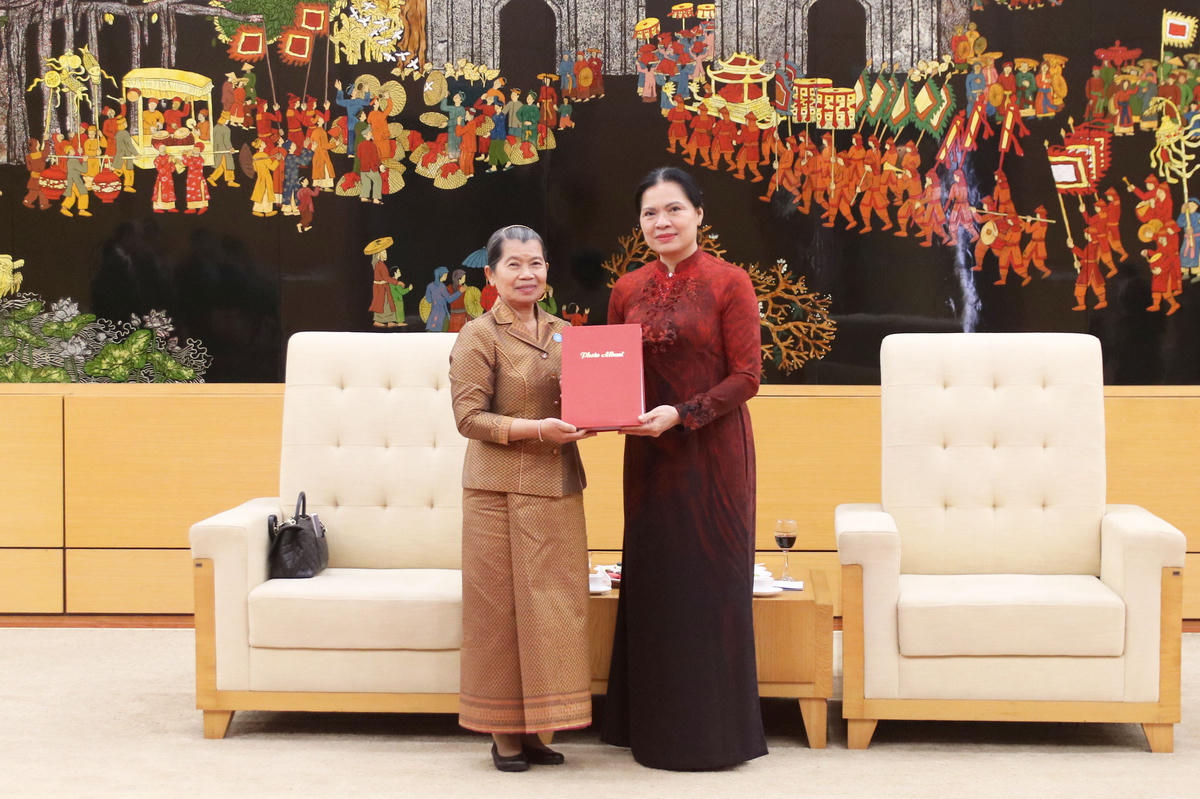 Phó Chủ tịch – Tổng Thư ký Hà Thị Nga tặng quà lưu niệm cho bà Men Sam An và Đoàn đại biểu cấp cao Hội đồng Quốc gia Mặt trận Đoàn kết Phát triển Tổ quốc Campuchia.