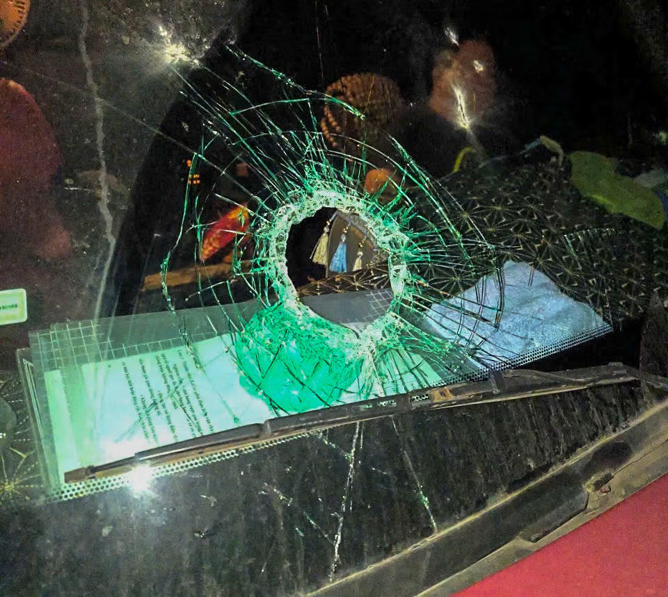 Xe ô tô bị các đối tượng ném đá thủng cả kính chắn gió.