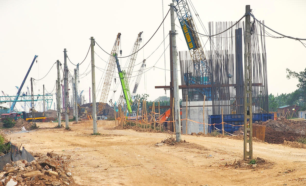 Công trường thi công dự án Đường Vành đai 4 đoạn qua địa bàn xã Mê Linh (TP Hà Nội).