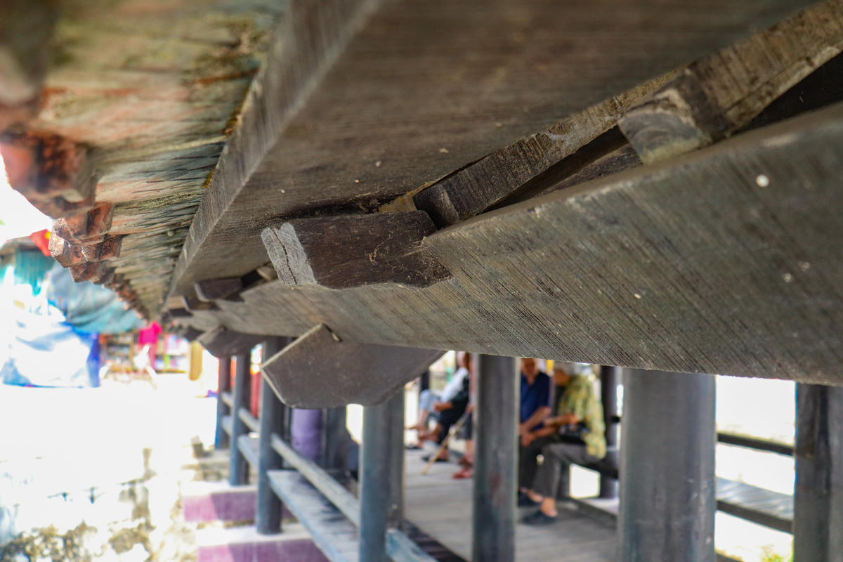 Giữa nhịp sống hiện đại, cầu ngói Thượng Gia không chỉ là một công trình có kiến trúc cổ mà còn là nơi neo giữ ký ức, kết nối quá khứ với thực tại. Ảnh: Đình Minh