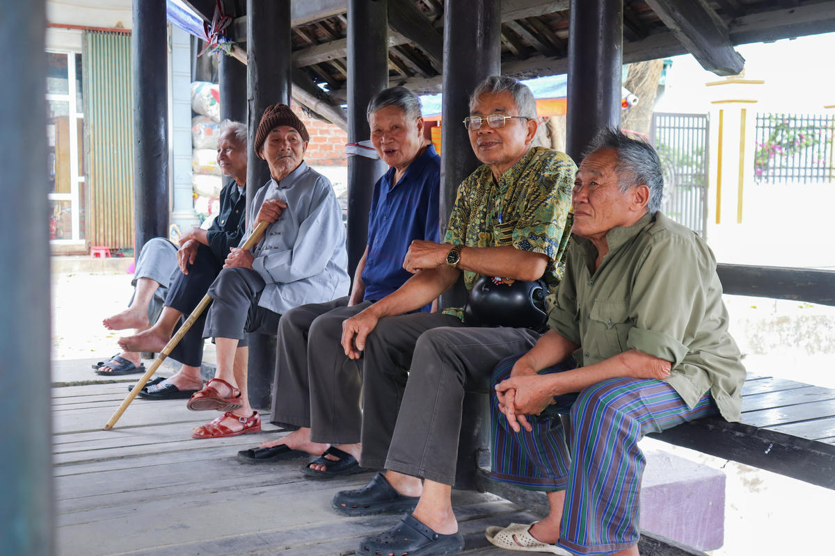 Cầu ngói Thượng Gia có kiến trúc trên là nhà, dưới là cầu với kết cấu 5 gian, chiều dài gần 10m. Hai bên lan can được thiết kế như những dãy ghế dài, để người qua lại có thể dừng chân nghỉ ngơi, trò chuyện. Ảnh: Đình Minh