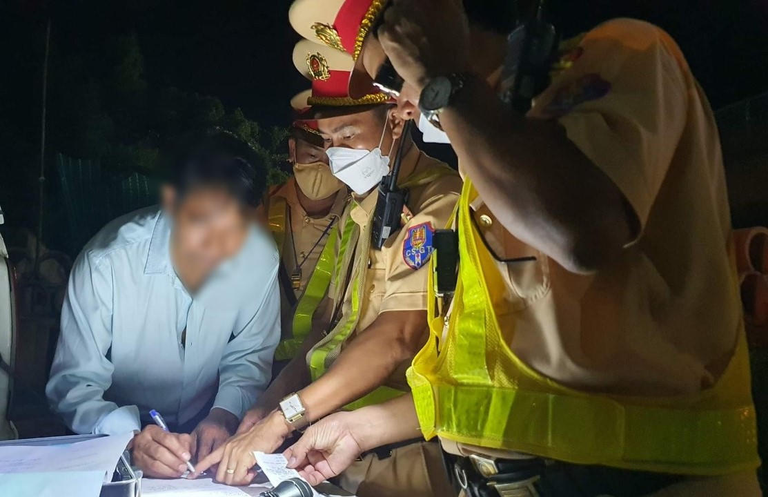 Lực lượng CSGT, Công an TP Đà Nẵng tuần tra, kiểm soát tài xế vi phạm nồng độ cồn. Ảnh: CV.