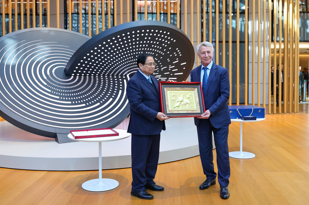 Thủ tướng tặng quà lưu niệm Tập đoàn - Ảnh: VGP/Nhật Bắc