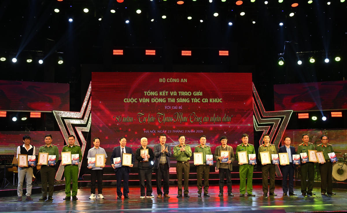 Đại tá Nguyễn Anh Tuấn, Phó Cục trưởng Cục Truyền thông CAND cùng Đại tá, nhạc sĩ, NSND Trần Viết Thân, nguyên Trưởng Đoàn Văn công Quân khu 2, Ủy viên Hội đồng nghệ thuật trao Giải C tặng các tác giả.