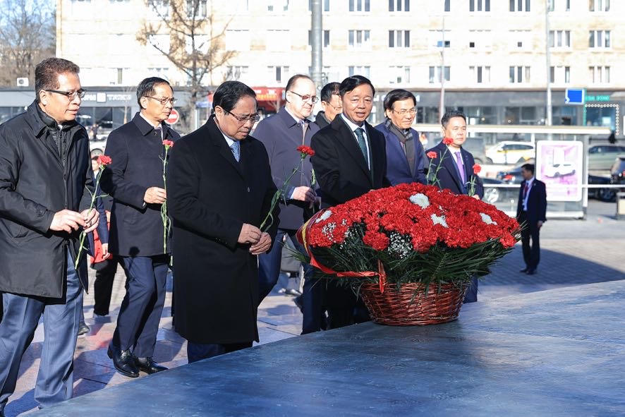 Thủ tướng Phạm Minh Chính cùng đoàn đại biểu cấp cao Việt Nam dâng hoa tưởng nhớ Chủ tịch Hồ Chí Minh, lãnh tụ kính yêu của nhân dân Việt Nam - Ảnh: VGP/Nhật Bắc