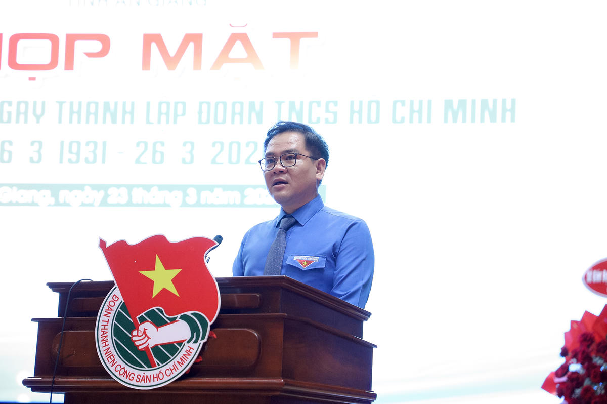 Ông Phan Duy Bằng - Phó Chủ tịch Ủy ban MTTQ Việt Nam tỉnh, Bí thư Tỉnh Đoàn An Giang phát biểu tại buổi lễ. Ảnh: N.H