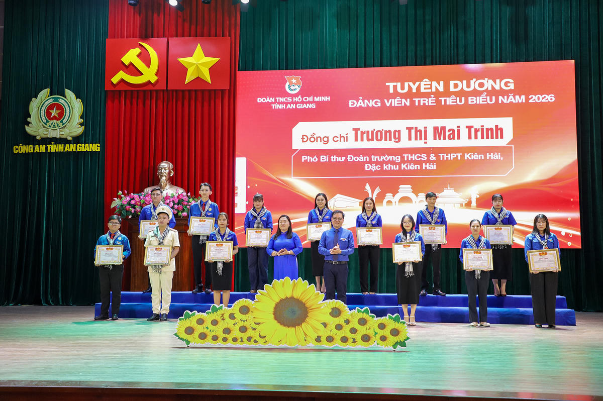 Lãnh đạo Tỉnh đoàn An Giang tuyên dương đảng viên trẻ tiêu biểu năm 2026. Ảnh: N.H