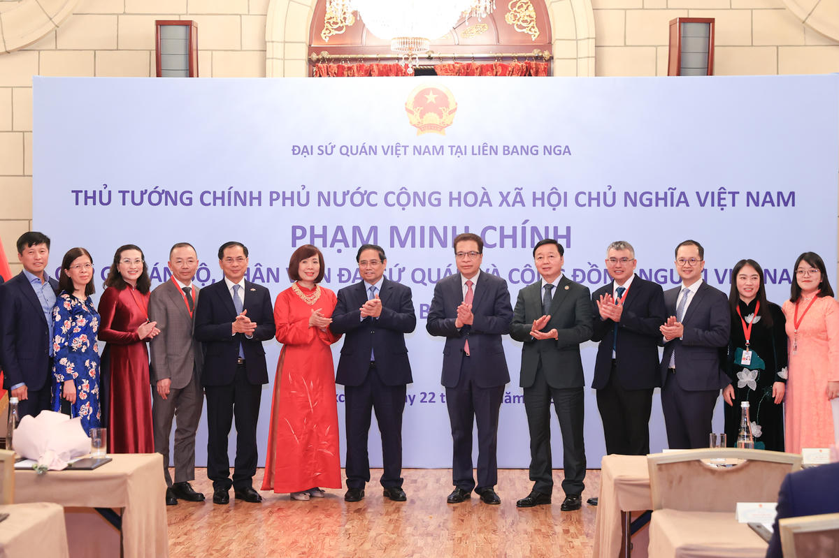 Thủ tướng, Phó Thủ tướng Trần Hồng Hà, Phó Thủ tướng Bùi Thanh Sơn và cộng đồng người Việt Nam tại Liên bang Nga tại buổi gặp - Ảnh: VGP/Nhật Bắc.