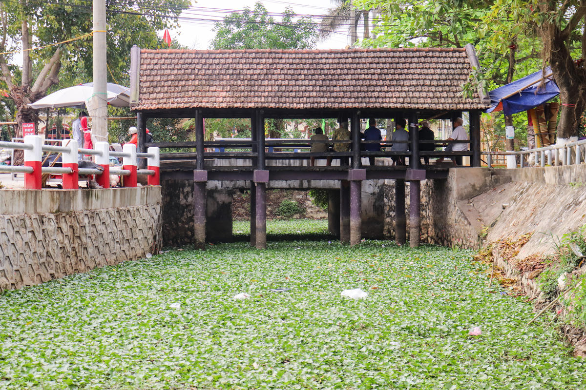 Nằm yên bình ở thôn Sào Long, xã Gia Vân, cầu ngói Thượng Gia được người dân địa phương xem như một 'báu vật' lưu giữ ký ức làng quê suốt hơn một thế kỷ. Ảnh: Đình Minh