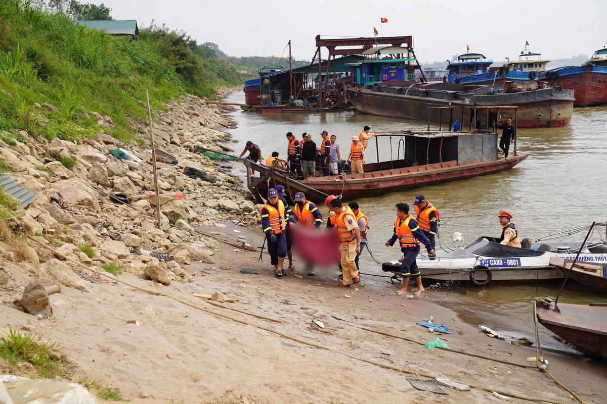 Lực lượng chức năng đã tìm thấy 1 thi thể và đưa lên bờ. Ảnh: Anh Thu.