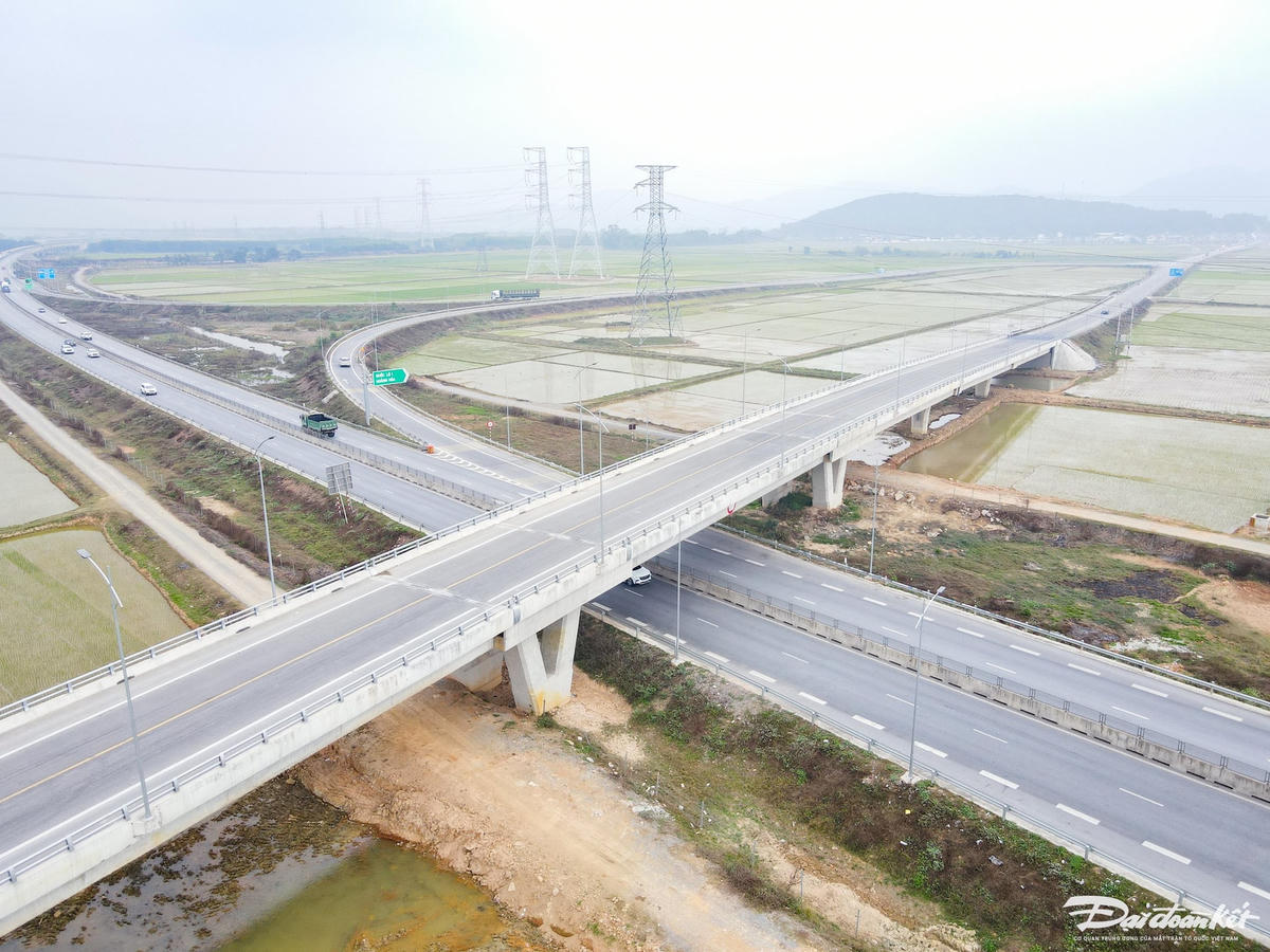 Sau khi dự án cao tốc Bắc - Nam được triển khai, Thanh Hóa đã đề xuất đầu tư thêm 2 nút giao là Đồng Thắng và Thiệu Giang, nâng tổng số nút giao cao tốc qua địa bàn lên con số 7, góp phần hoàn thiện hạ tầng giao thông. Ảnh chụp tại nút giao Thiệu Giang.