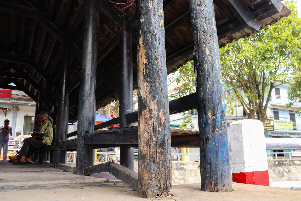 Biến cố lịch sử từng khiến cây cầu bị thiêu hủy vào năm 1954 để ngăn bước tiến của quân Pháp. Tuy nhiên, nhờ được dựng bằng gỗ lim chắc chắn, nhiều cấu kiện vẫn còn sót lại. Ảnh: Đình Minh