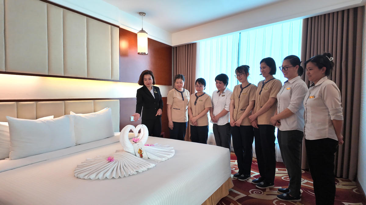 Khách sạn Mường Thanh Luxury Quảng Ninh thường xuyên đào tạo, bồi dưỡng nâng cao kỹ năng cho nhân viên, đảm bảo chất lượng phục vụ khách du lịch tốt nhất.&nbsp;