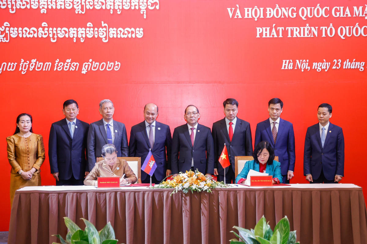 Bà Bùi Thị Minh Hoài - Ủy viên Bộ Chính trị, Bí thư Trung ương Đảng, Chủ tịch UBTƯ MTTQ Việt Nam và bà Men Sam An - Phó Chủ tịch Đảng Nhân dân Campuchia, Chủ tịch Hội đồng Quốc gia Mặt trận Đoàn kết Phát triển Tổ quốc Campuchia, Chủ tịch Hội Hữu nghị Campuchia - Việt Nam thực hiện ký kết thỏa thuận hợp tác. Ảnh: Quang Vinh.
