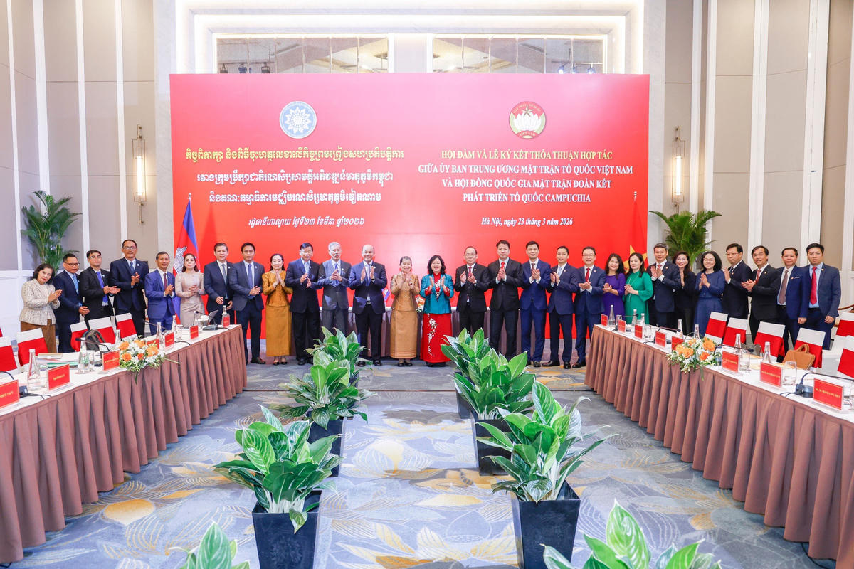 Các đại biểu chụp ảnh lưu niệm tại Lễ Ký kết thỏa thuận hợp tác&nbsp;giữa UBTƯ MTTQ Việt Nam và Hội đồng Quốc gia Mặt trận Đoàn kết Phát triển Tổ quốc Campuchia. Ảnh: Quang Vinh.