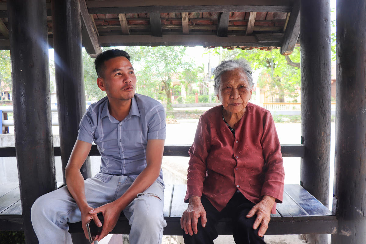 Bà Đinh Thị Hưng (92 tuổi, trú thôn Sào Long) cho biết: Từ khi sinh ra, đã thấy cây cầu hiện hữu, lặng lẽ bắc qua con kênh nhỏ của làng. 'Ban đầu, cầu được làm hoàn toàn bằng gỗ, mái lợp lá, phục vụ nhu cầu đi lại hàng ngày của người dân', bà Hưng nói. Ảnh: Đình Minh