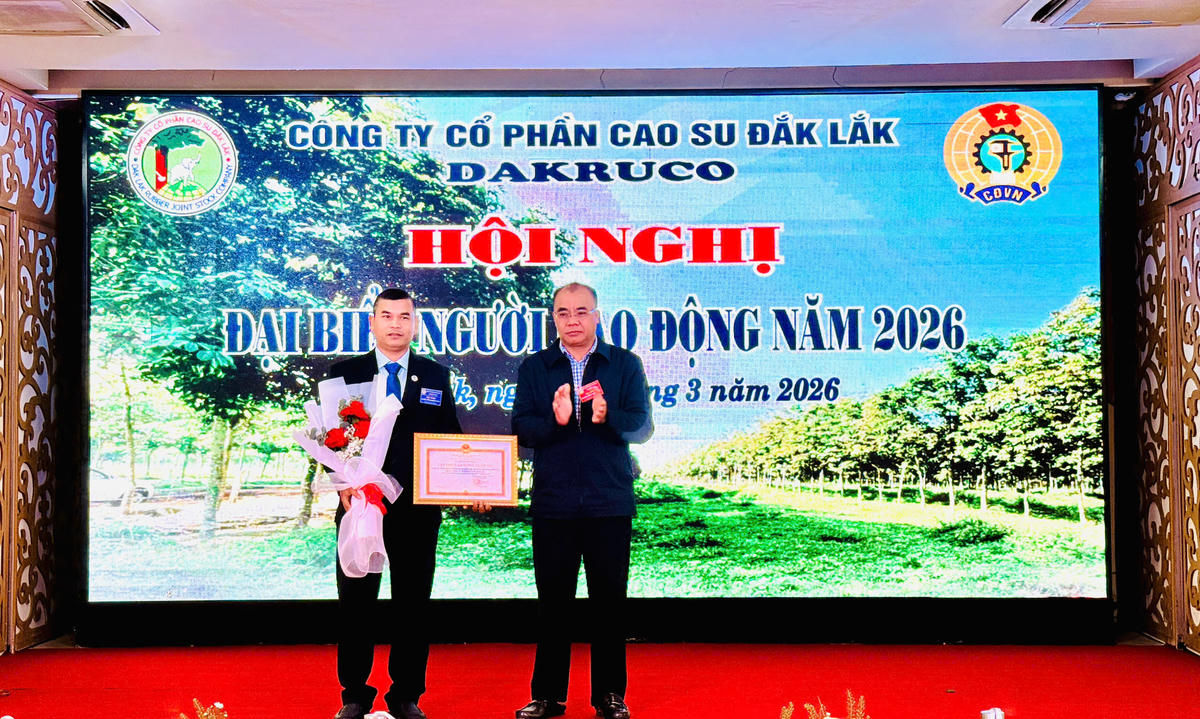 Đại diện lãnh đạo tỉnh trao “Danh hiệu tập thể lao động xuất sắc cho Công ty TNHH phát triển Cao su Đắk Lắk- Mondukiri.