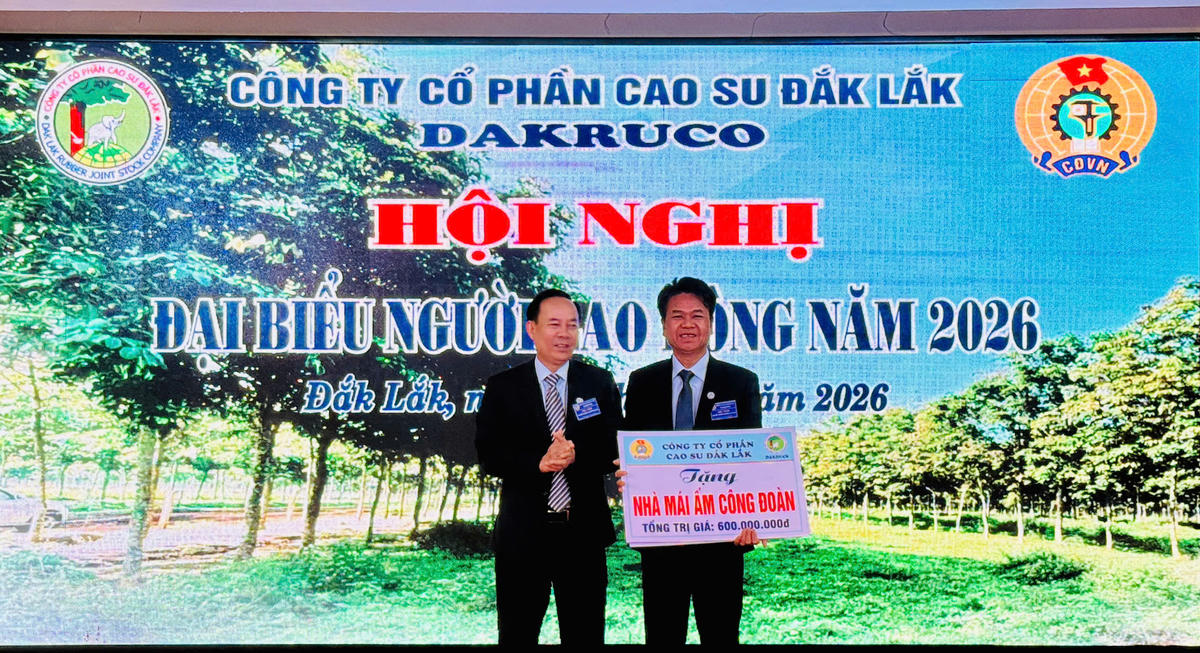 Ông Nguyễn Minh- Tổng Giám đốc Công ty Cổ phần Cao su Đắk Lắk trao biểu trưng “nhà Mái ấm Công đoàn” và bò sinh sản cho công nhân khó khăn.