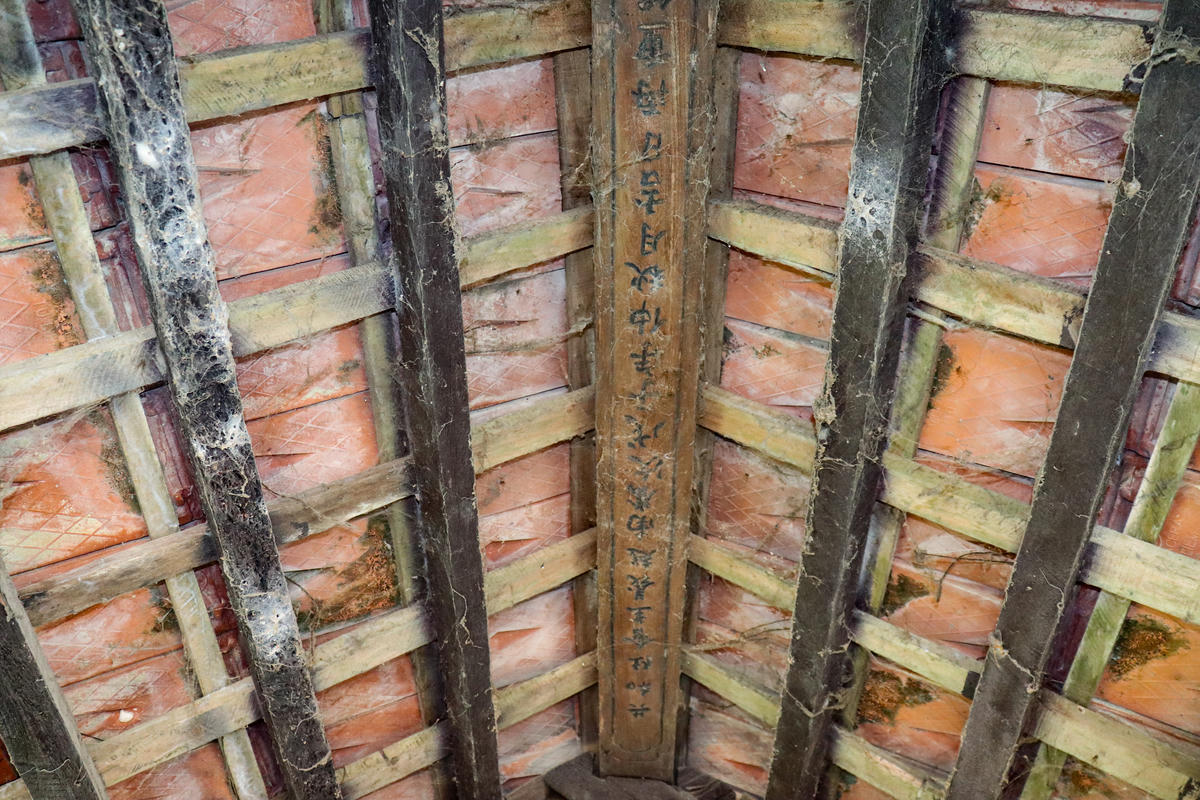 Hệ thống cột, kèo bằng gỗ lim gồm hàng chục cây cột vẫn bền bỉ chống chọi với thời gian và thời tiết. Ảnh: Đình Minh