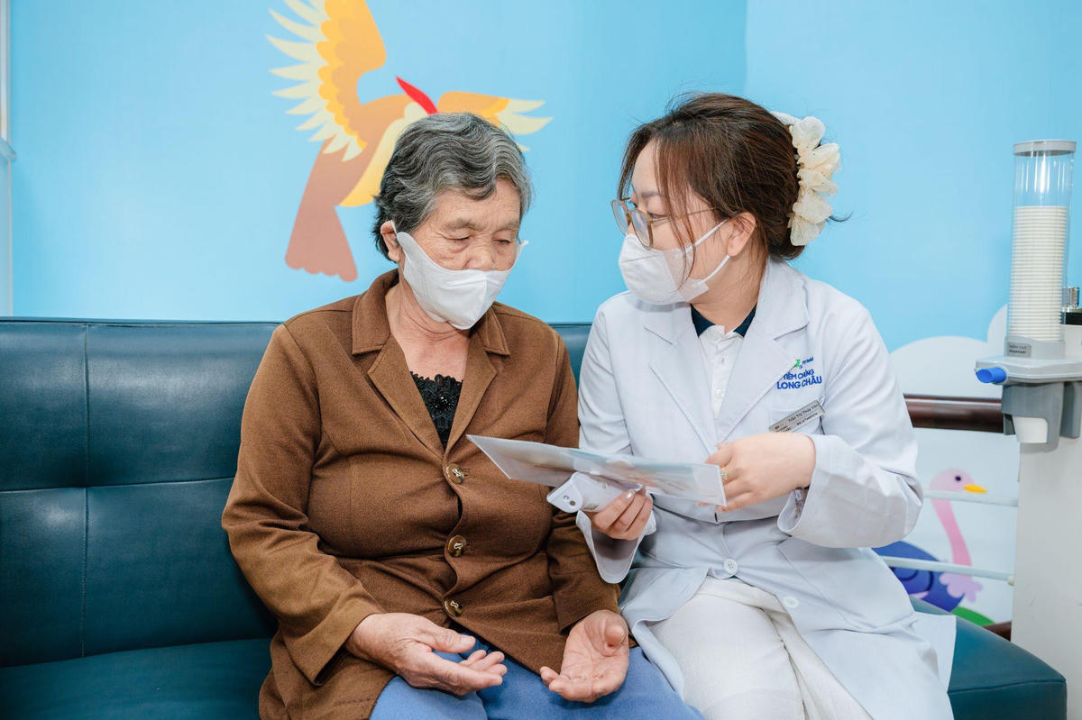 Trẻ dưới 5 tuổi, người cao tuổi, phụ nữ mang thai, người mắc bệnh mạn tính là những đối tượng dễ gặp biến chứng nguy hiểm khi mắc cúm.