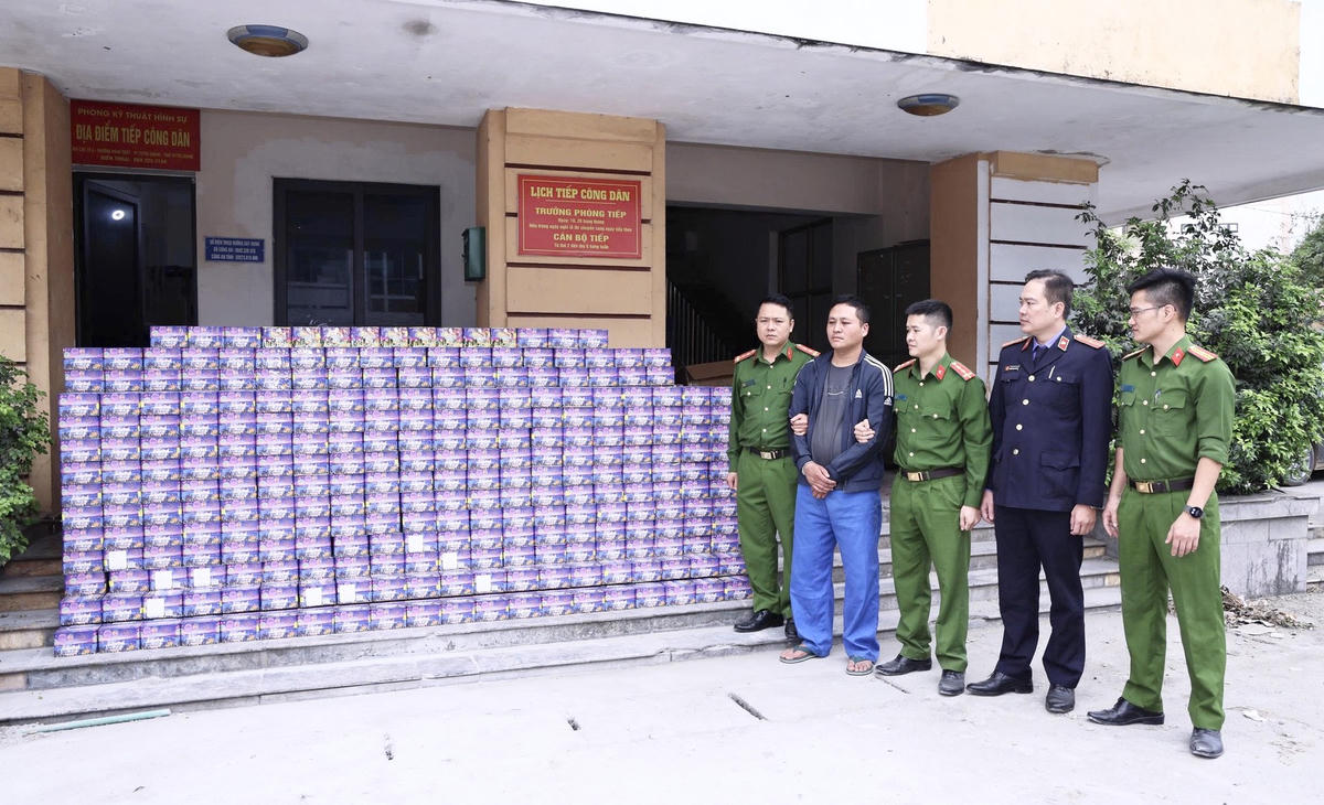 Đối tượng Trần Văn Trí và số tang vật bị cơ quan Công an tỉnh Tuyên Quang thu giữ.