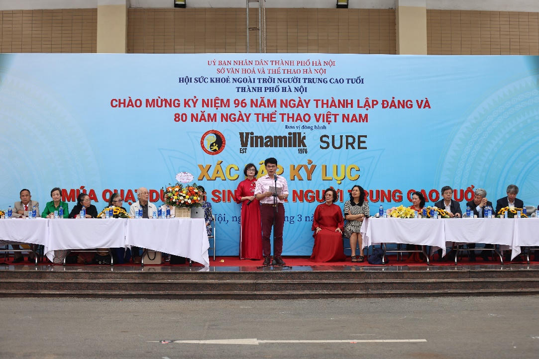 Đó cũng là lý do Vinamilk và nhãn hàng sữa bột cho người lớn Vinamilk Sure bền bỉ đồng hành cùng các hoạt động thể dục, dưỡng sinh dành cho người cao tuổi nhiều năm qua.“Việc đồng hành cùng Hội SKNT người trung cao tuổi TP. Hà Nội không chỉ là một hoạt động ý nghĩa, mà còn là một phần trong cam kết lâu dài của chúng tôi: góp phần giúp người cao tuổi sống chủ động hơn, khỏe mạnh hơn và tự tin tận hưởng tuổi vàng của mình. Đây cũng chính là tinh thần ‘hoàng kim rực rỡ’ mà Vinamilk mong muốn gửi gắm đến cộng đồng”, ông Phạm Tuyên, Giám đốc Chi nhánh Vinamilk Hà Nội chia sẻ tại sự kiện.