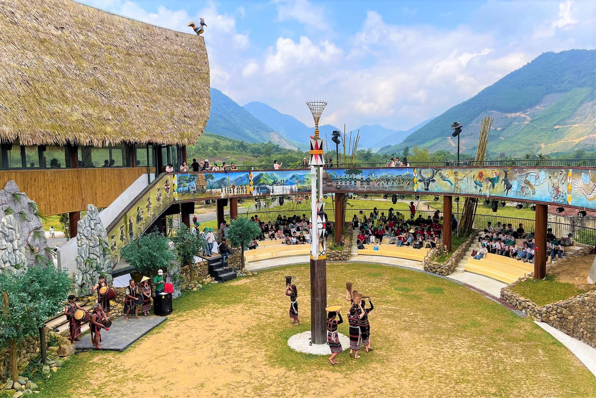 Đồng bào Cơ Tu trình diễn vũ điệu dâng trời "Tung tung da dá" tại Trung tâm Văn hóa - du lịch cộng đồng Tà Lang - Giàn Bí. Ảnh: CV.