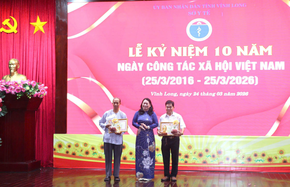 Lãnh đạo tỉnh Vĩnh Long tuyên dương các cá nhân tiêu biểu trong công tác xã hội năm 2025. Ảnh: Trung Ngãi 