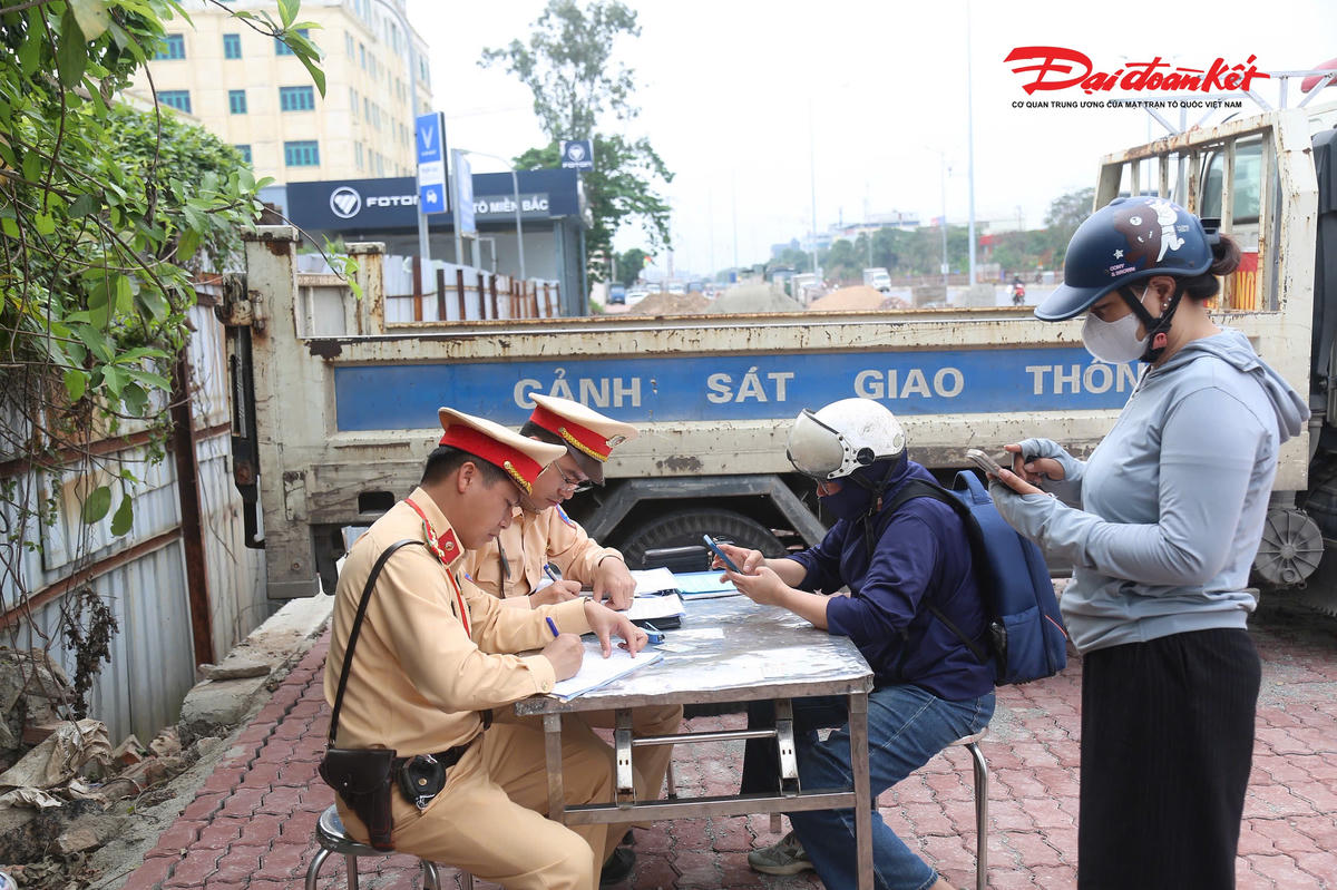 Lực lượng CSGT tiến hành lập biên bản vi phạm.
