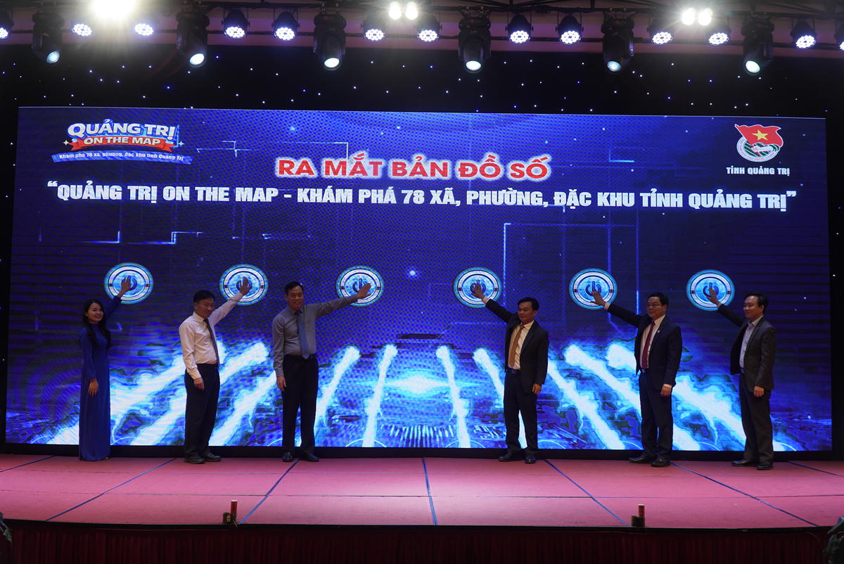 Các đại biểu bấm nút ra mắt bản đồ số “Quảng Trị on the map - Khám phá 78 xã, phường, đặc khu tỉnh Quảng Trị”. Ảnh: NP.