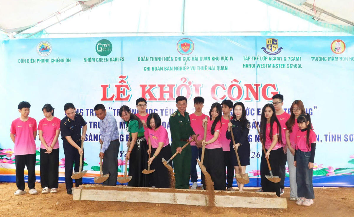 Các đại biểu thực hiện nghi lễ khởi công công trình “Trường học yêu thương - nâng bước em đến trường”.
