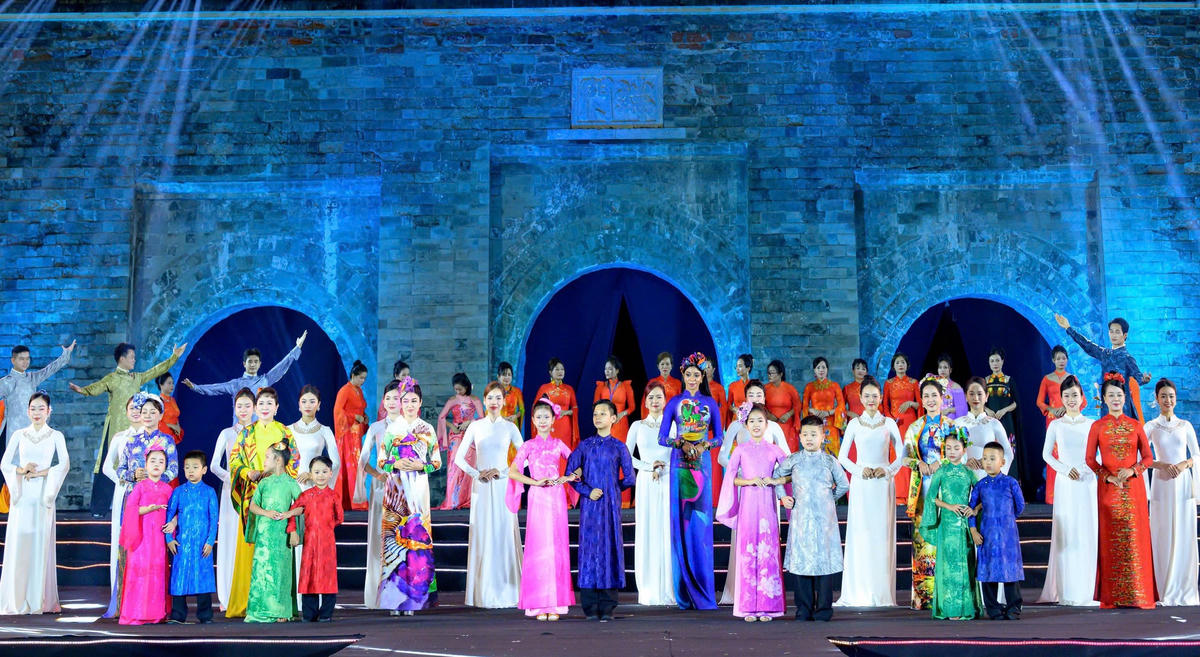   Áo dài làm nên bản sắc văn hóa Việt Nam. Ảnh: TL.