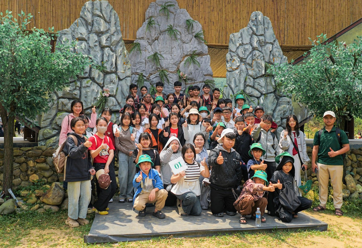 Học sinh chụp ảnh lưu niệm cùng nghệ nhân, nghệ sĩ Cơ Tu trình diễn. Ảnh: CV.