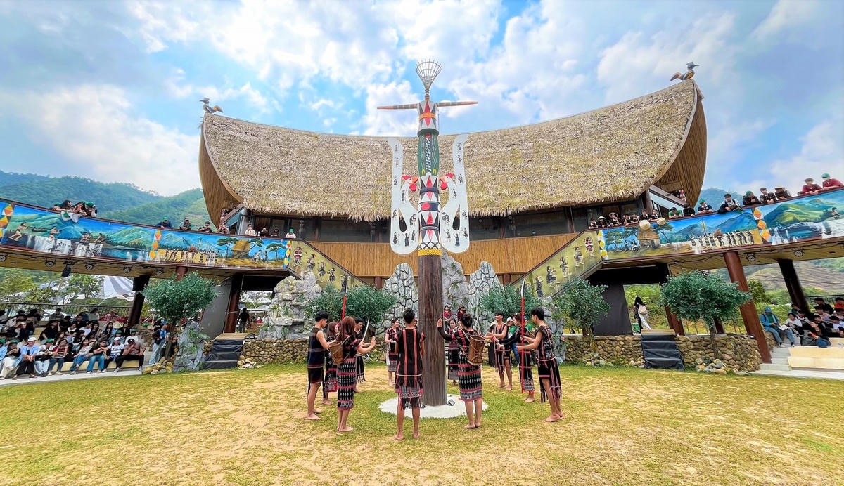 Đồng bào Cơ Tu trình diễn vũ điệu dâng trời "Tung tung da dá". Ảnh: CV.