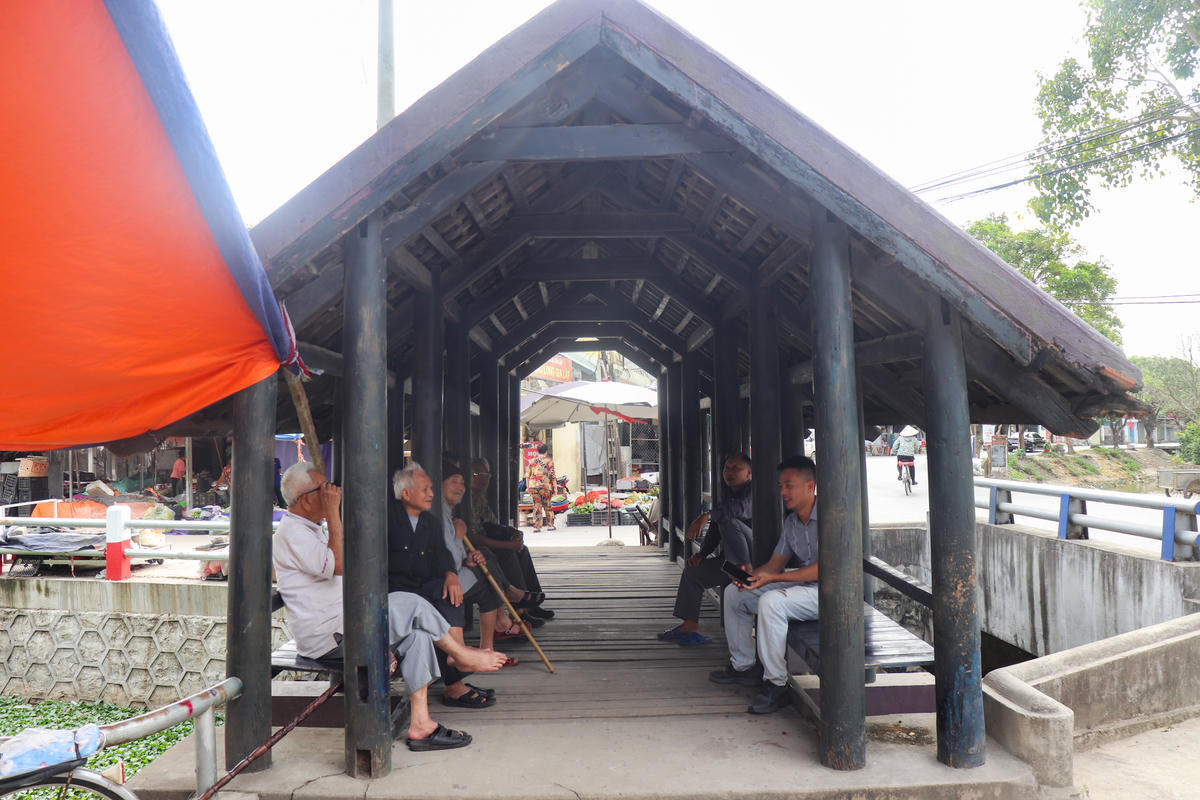 Bà Phạm Thị Nga - Chủ tịch Ủy ban MTTQ xã Gia Vân cho biết: Sau hơn 100 năm tồn tại, cầu Thượng Gia vẫn luôn được người dân gìn giữ. Cây cầu không chỉ là một công trình phục vụ đi lại đơn thuần, mà còn tạo nên không gian sinh hoạt cộng đồng tại địa phương nơi đây. Ảnh: Đình Minh