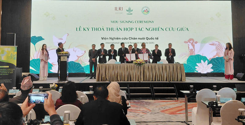 Trong khuôn khổ hội nghị, diễn ra lễ ký kết biên bản ghi nhớ nghiên cứu trong lĩnh vực chăn nuôi giữa các đơn vị. Ảnh: NH. 
