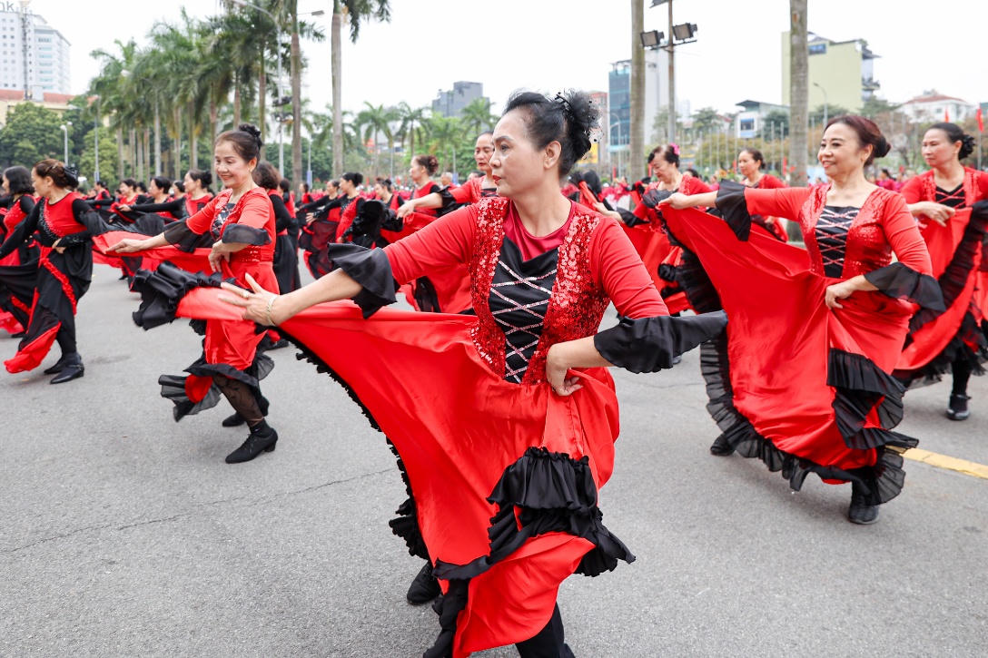 Đại diện Hội SKNT người trung cao tuổi Hà Nội cho biết, suốt hơn nửa thế kỷ hoạt động, Hội luôn kiên trì xây dựng hệ thống bài tập và phương pháp luyện tập phù hợp, giúp người cao tuổi sống khỏe, sống vui và tự tin hơn mỗi ngày. “Sự đồng hành lâu dài của Vinamilk, đặc biệt là Vinamilk Sure, được xem là nguồn động viên thiết thực cho các hoạt động chăm sóc sức khỏe cộng đồng”, theo bà Nguyễn Thị Hảo - Chủ tịch Hội chia sẻ.