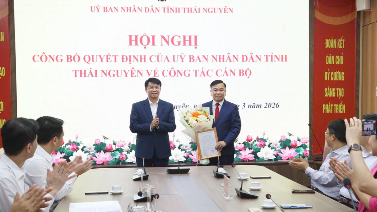 Ông Dương Hữu Bường nhận quyết định giữ chức Giám đốc Sở Dân tộc và Tôn giáo tỉnh Thái Nguyên. Ảnh: Nguyễn Toán.